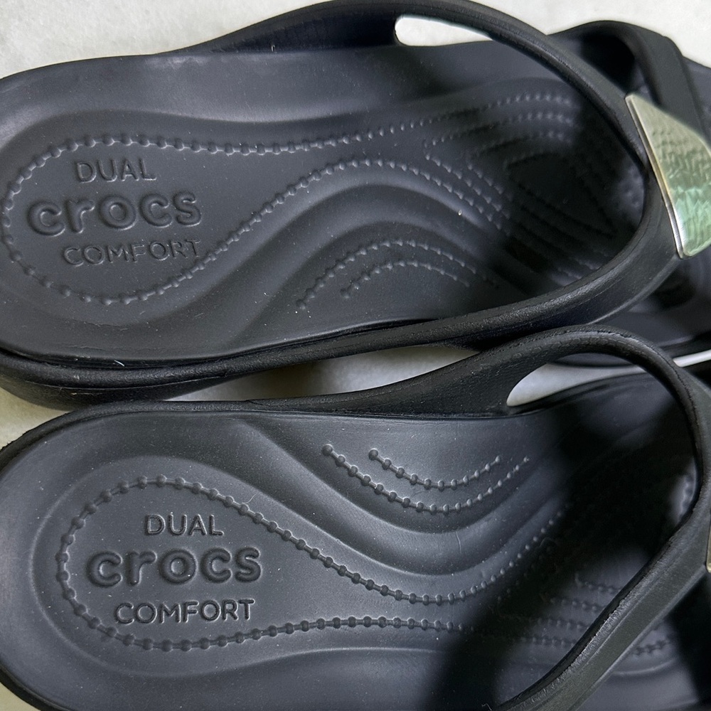 CROCS Sanrah Women’s Black Silver Hammered Tear Drop Sandals size 11 - Picture 3 of 4